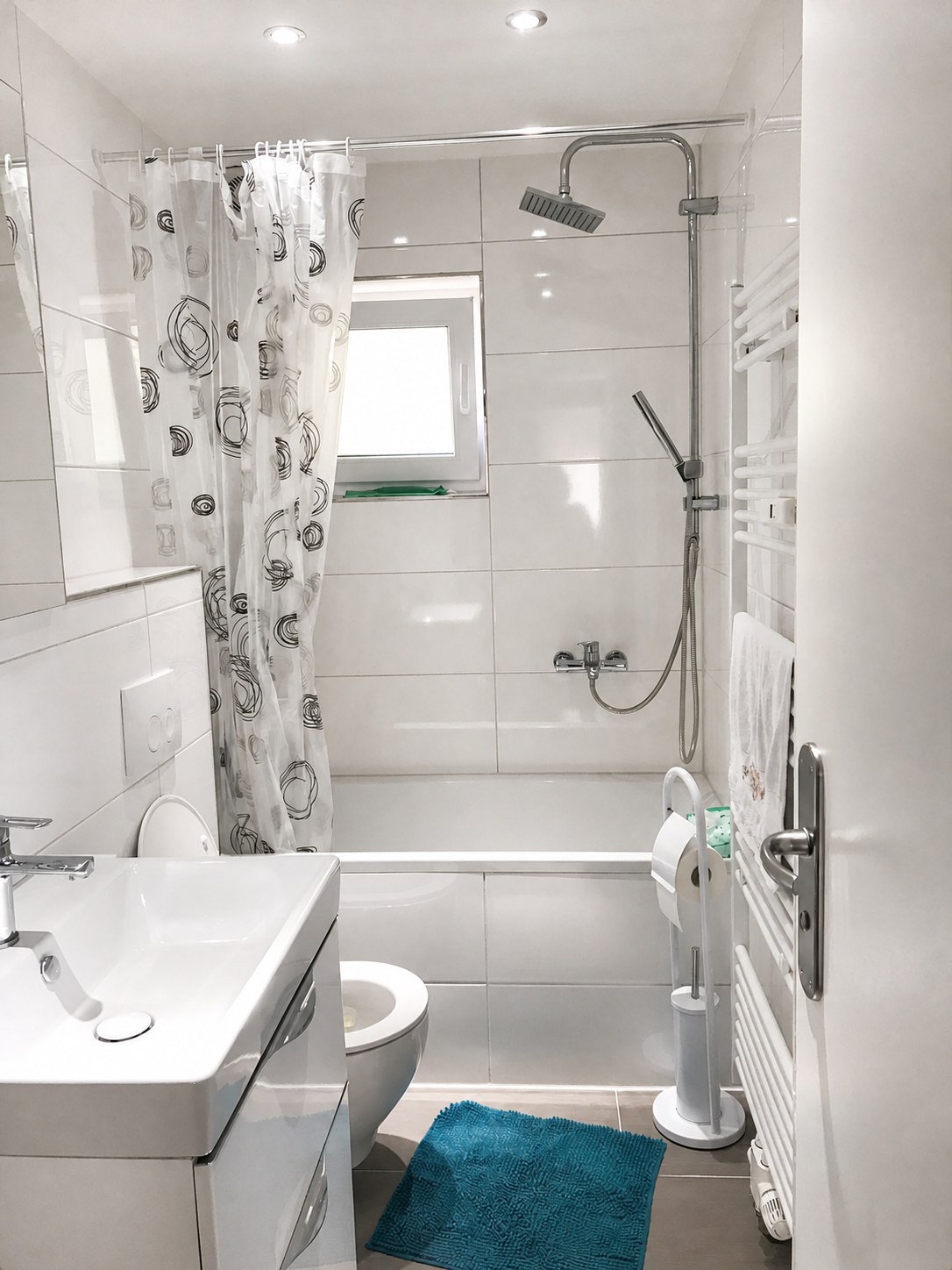 Badezimmer mit Badewanne und Dusche